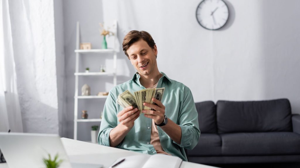 Homem com notas de dinheiro na mão - Créditos: depositphotos.com / HayDmitriy