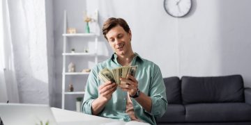 Homem com notas de dinheiro na mão - Créditos: depositphotos.com / HayDmitriy