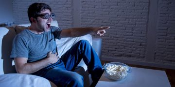 Assistir TV - Créditos: depositphotos.com / focuspocusltd