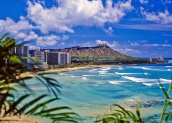 Praia de Wakiki - Créditos: depositphotos.com / tomasfoto