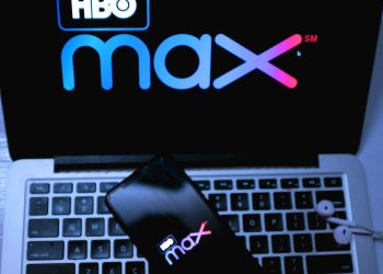 Laptop e celular com HBO Max - Créditos: depositphotos.com / Daniel.Constante