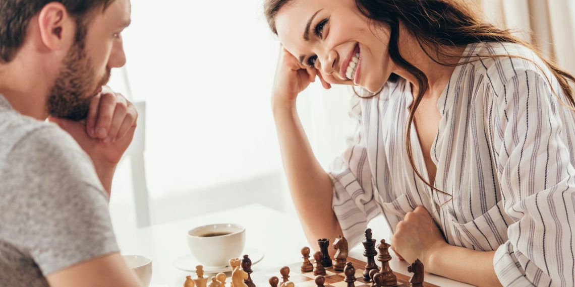 Casal jogando xadrez - Créditos: depositphotos.com / ArturVerkhovetskiy