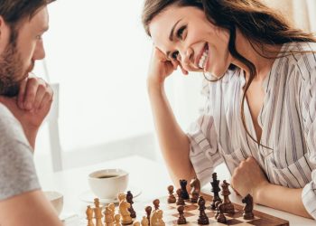 Casal jogando xadrez - Créditos: depositphotos.com / ArturVerkhovetskiy