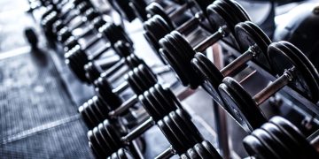 Halteres de academia - Créditos: depositphotos.com / fxquadro