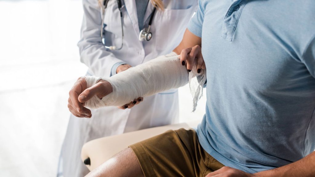 Médico ortopedista - Créditos: depositphotos.com / VitalikRadko