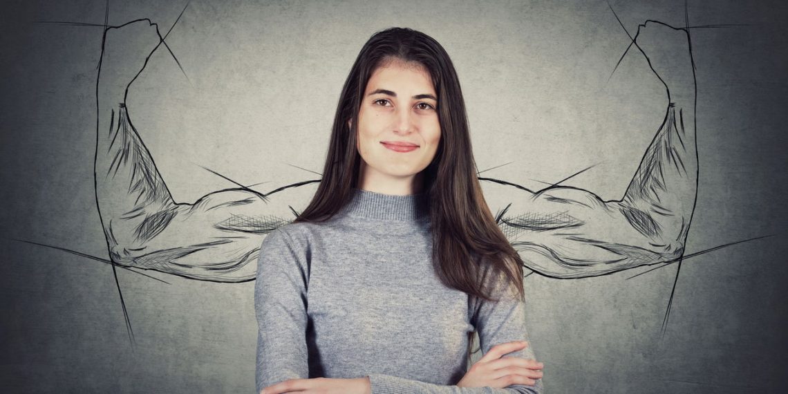 Mulher com ilustração de braços fortes atrás - Créditos: depositphotos.com / 1StunningArt