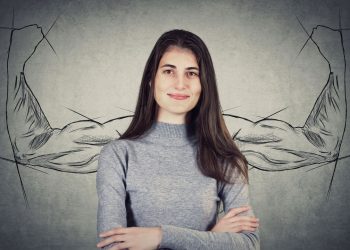 Mulher com ilustração de braços fortes atrás - Créditos: depositphotos.com / 1StunningArt