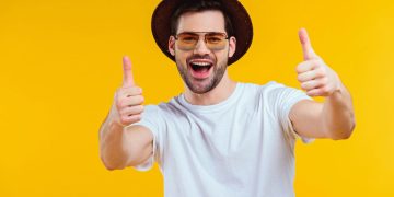 Homem feliz - Créditos: depositphotos.com / EdZbarzhyvetsky