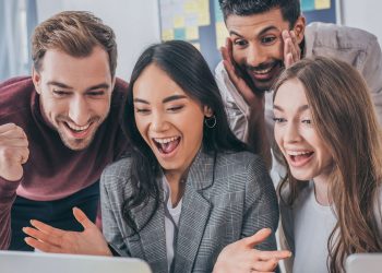 Jovem recebendo boa notícia - Créditos: depositphotos.com / HayDmitriy