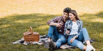Piquenique de casal - Créditos: depositphotos.com / IgorVetushko
