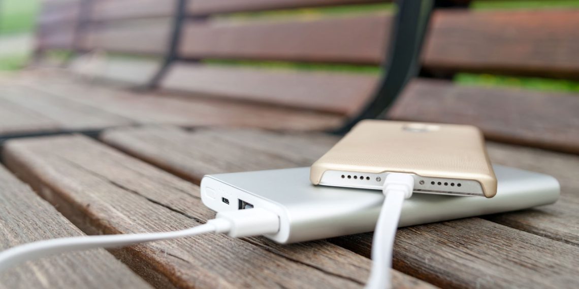 Celular carregando com Powerbank - Créditos: depositphotos.com / Skimin0k