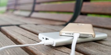 Celular carregando com Powerbank - Créditos: depositphotos.com / Skimin0k