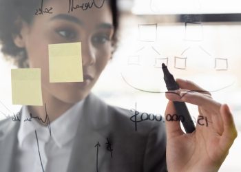 Mulher organizando tarefas - Créditos: depositphotos.com / Ischukigor