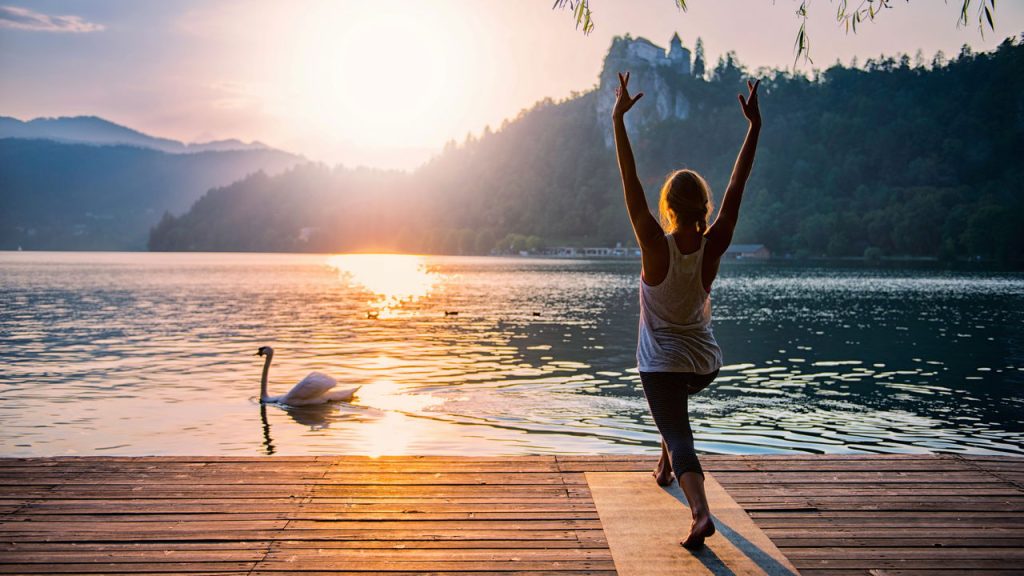 Mulher praticando Yoga - Créditos: depositphotos.com / microgen