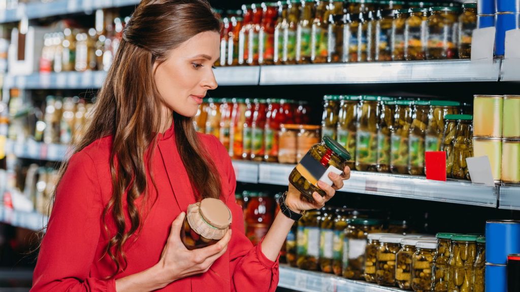 Mulher escolhendo produtos em supermercado - Créditos: depositphotos.com / IgorVetushko