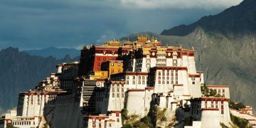 Potala Palace in Lhasa Tibet - Créditos: depositphotos.com / bbbbar