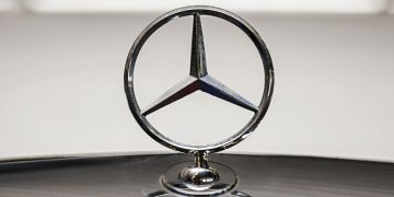 Emblema Mercedes Benz - Créditos: depositphotos.com / spyrakot