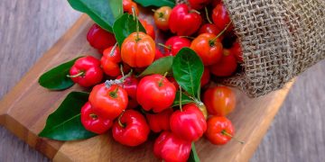 Saco com acerolas - Créditos: depositphotos.com / gukguithammasorn.gmail.com