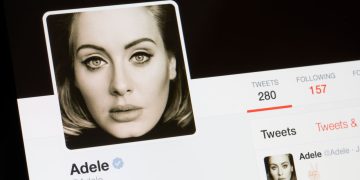 Perfil do twitter de Adele - Créditos: depositphotos.com / grinvalds