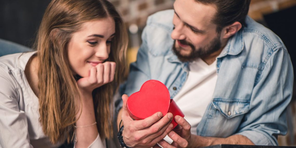 Casal apaixonado - Créditos: depositphotos.com / ArturVerkhovetskiy