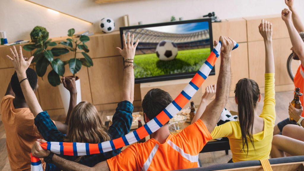 Pessoas assistindo futebol - Créditos: depositphotos.com / AllaSerebrina