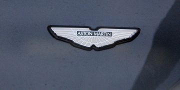 Emblema Aston Martin - Créditos: depositphotos.com / 360ber