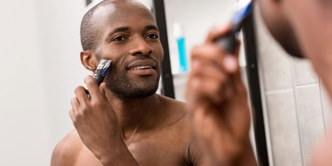 Homem se barbeando no espelho - Créditos: depositphotos.com / AllaSerebrina