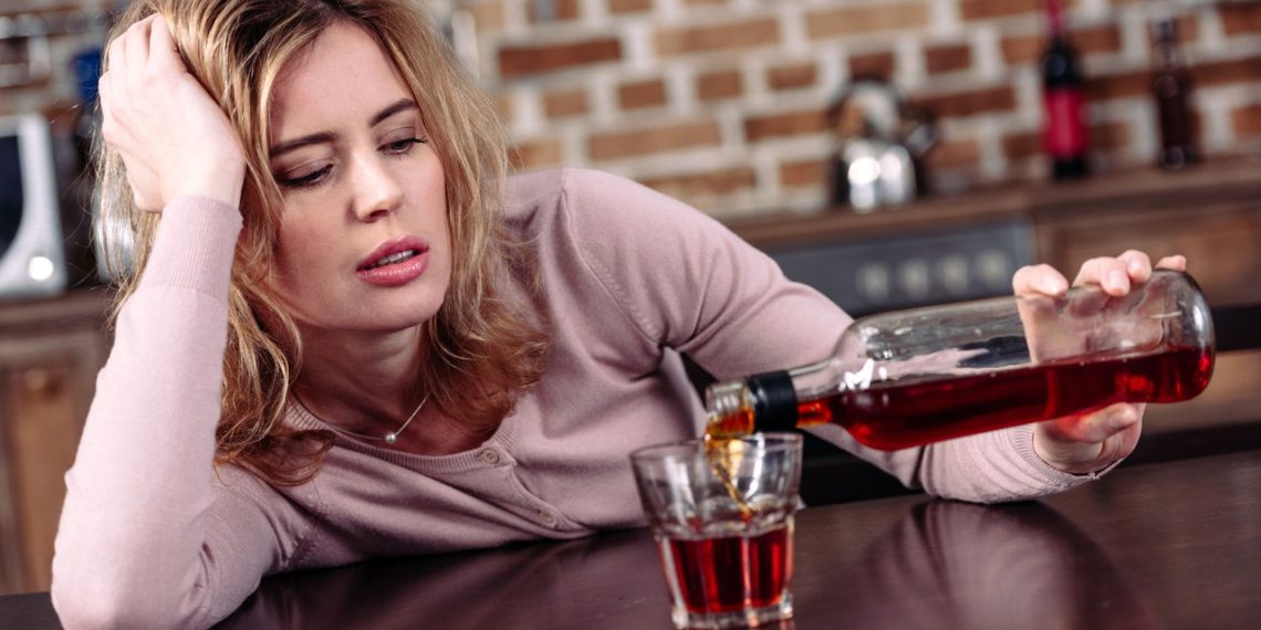 Mulher bebendo no bar - Créditos: depositphotos.com / AllaSerebrina