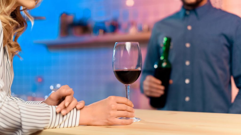 Pessoas bebendo vinho - Créditos: depositphotos.com / EdZbarzhyvetsky