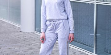 Mulher de calça moletom - Créditos: depositphotos.com / KVVictory