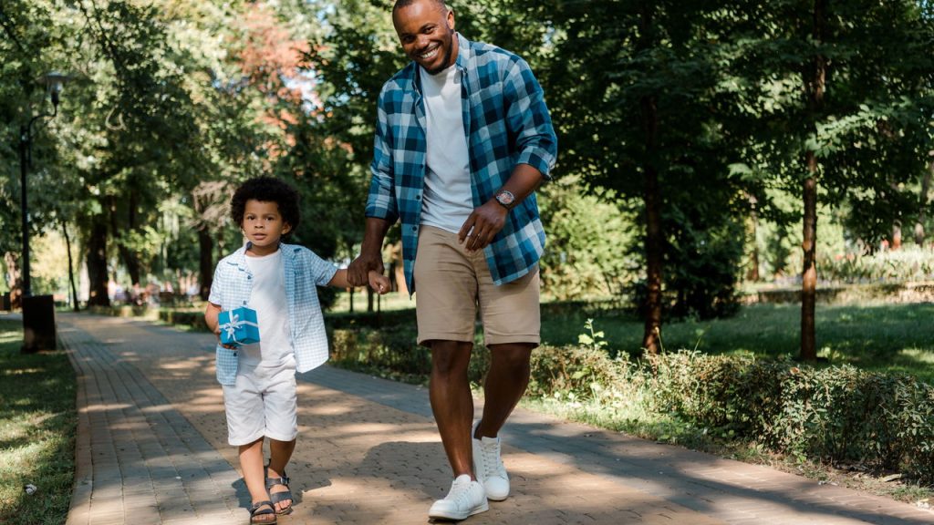 Pai e filho caminhando no parque - Créditos: depositphotos.com / HayDmitriy