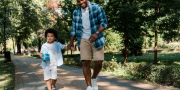 Pai e filho caminhando no parque - Créditos: depositphotos.com / HayDmitriy