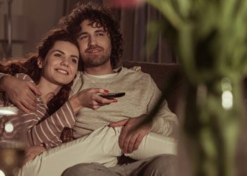 Casal vendo filme - Créditos: depositphotos.com / IgorVetushko