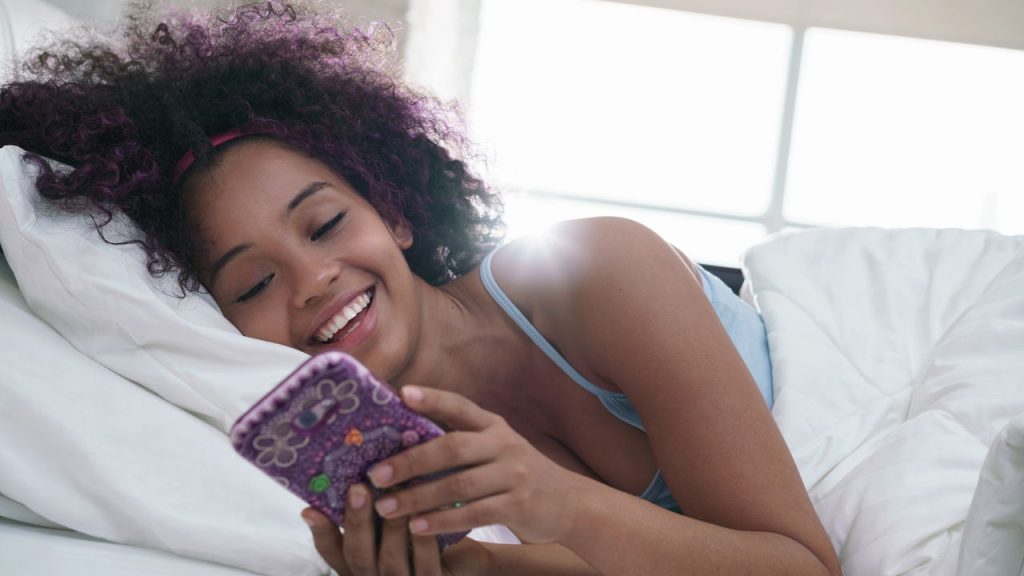 Mulher conversando no celular - Créditos: depositphotos.com / diego_cervo