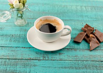 Xícara de café em mesa de madeira - Créditos: depositphotos.com / VikaKhalabuzar