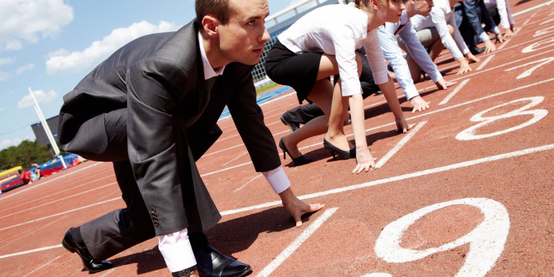 Pessoas apostando corrida - Créditos: depositphotos.com / pressmaster