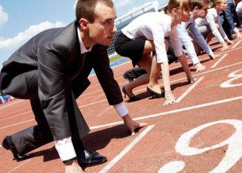 Pessoas apostando corrida - Créditos: depositphotos.com / pressmaster