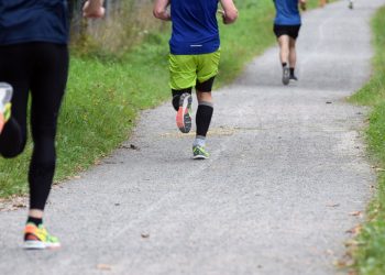 Pessoas correndo - Créditos: depositphotos.com / juhajarvinen