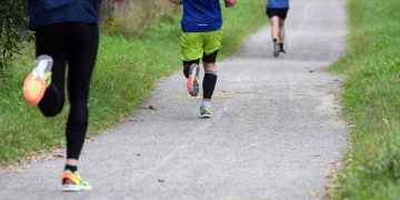 Pessoas correndo - Créditos: depositphotos.com / juhajarvinen