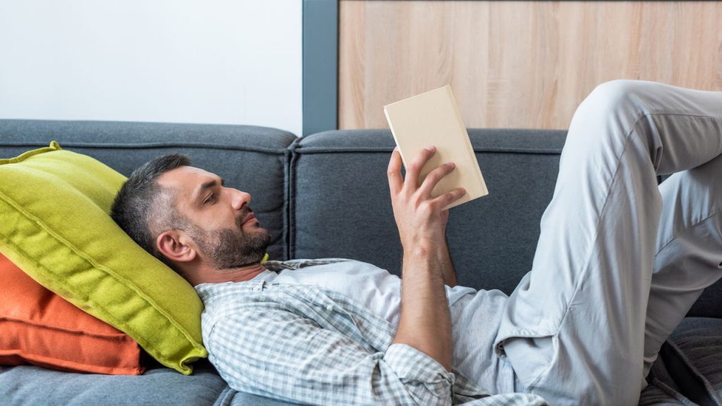 Homem lendo livro - Créditos: depositphotos.com / VitalikRadko