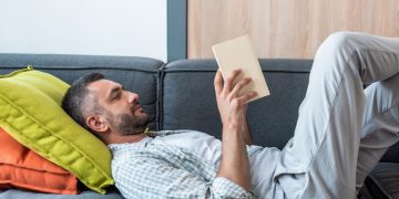 Homem lendo livro - Créditos: depositphotos.com / VitalikRadko