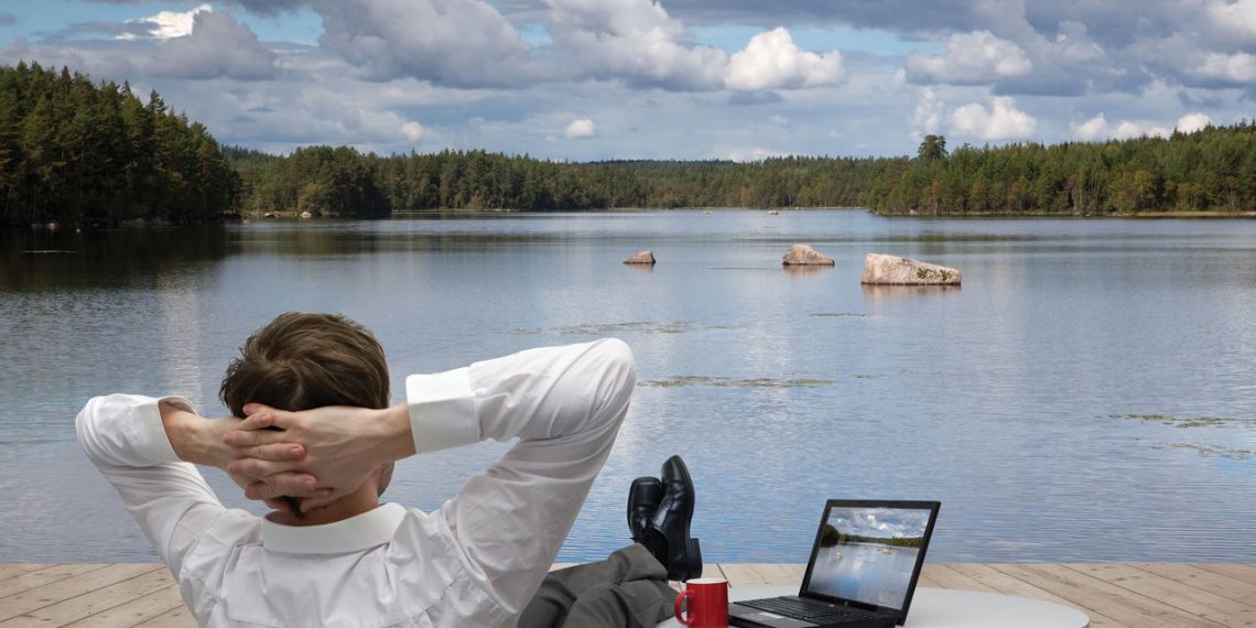 Homem fazendo pausa - Créditos: depositphotos.com / zmijak