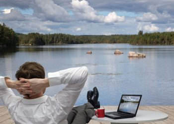 Homem fazendo pausa - Créditos: depositphotos.com / zmijak