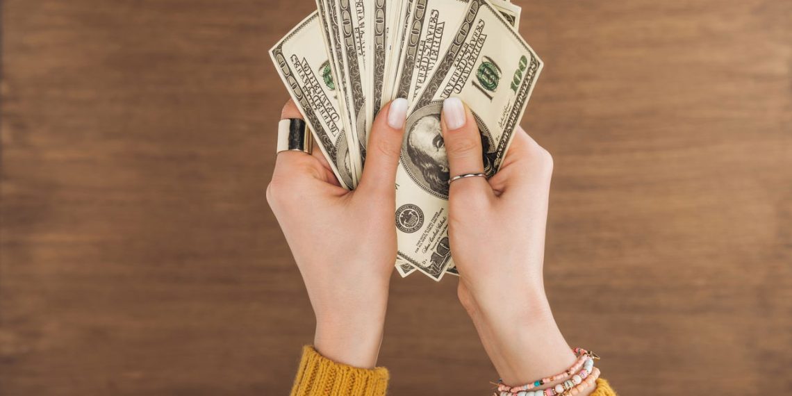 Dinheiro nas mãos - Créditos: depositphotos.com / AntonMatyukha