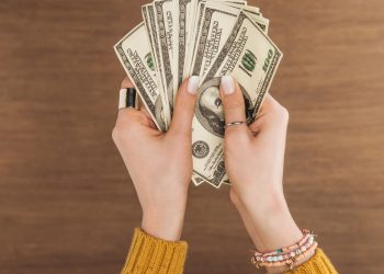 Dinheiro nas mãos - Créditos: depositphotos.com / AntonMatyukha