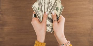 Dinheiro nas mãos - Créditos: depositphotos.com / AntonMatyukha