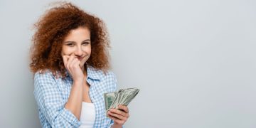 Mulher com dinheiro nas mãos - Créditos: depositphotos.com / HayDmitriy