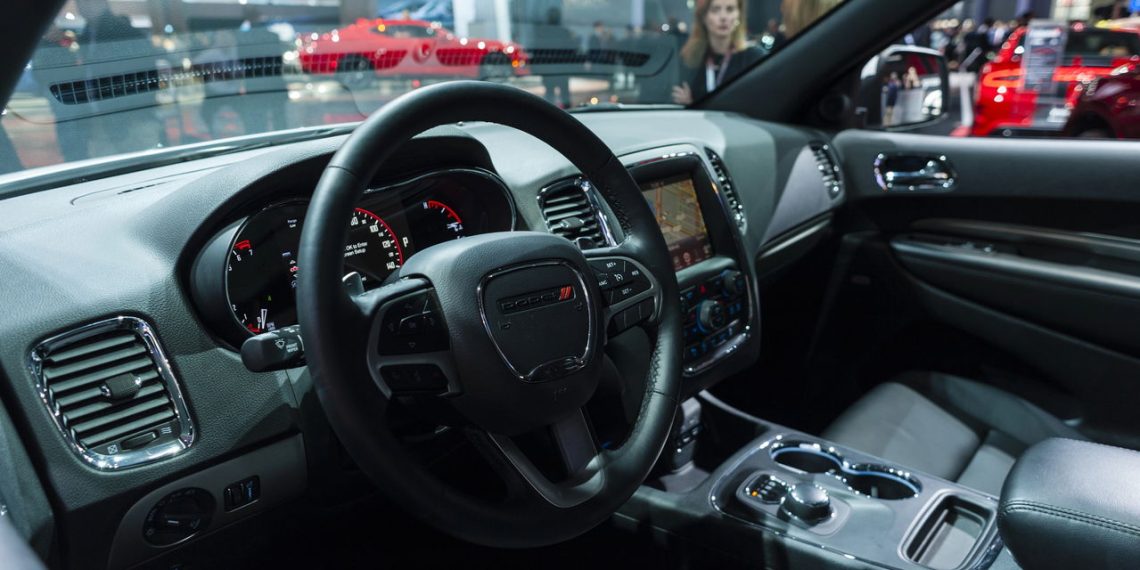 Interior de Dodge Durango - Créditos: depositphotos.com / edaldridge