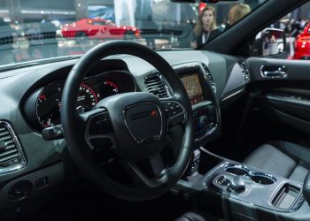 Interior de Dodge Durango - Créditos: depositphotos.com / edaldridge