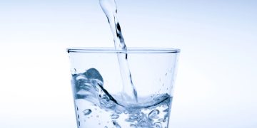 Colocando água no copo de vidro - Créditos: depositphotos.com / joekasemsarn.gmail.com